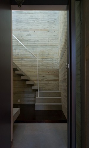 玄関を入ると6メートルもの高さの吹き抜け