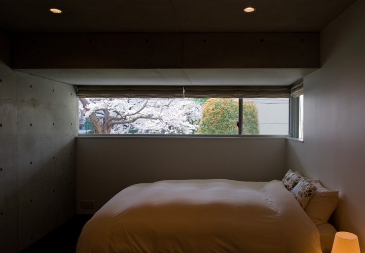 ハイサイド窓から桜の借景が楽しめるベッドルーム