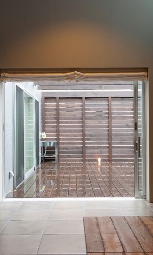 広いテラスはリビングの延長で子どもの遊び場に