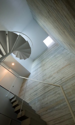 トップライトから明るい陽が差す螺旋階段の美しい階段ホール