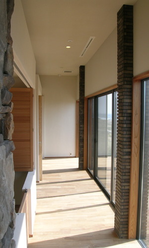 開放的で気持ちのよい廊下
