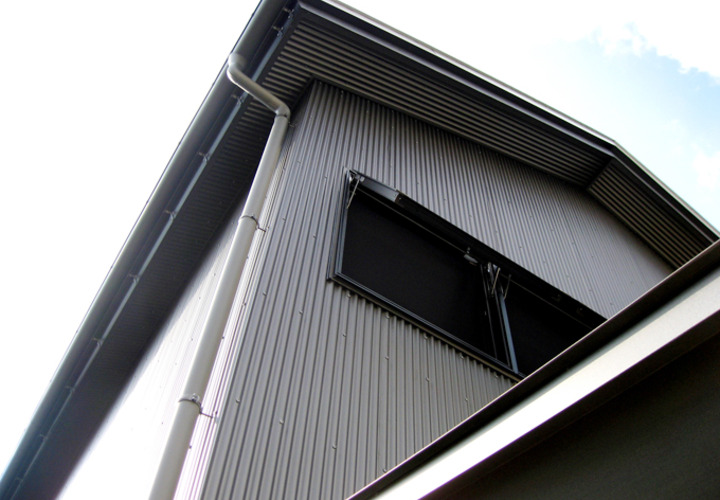 波板による外装