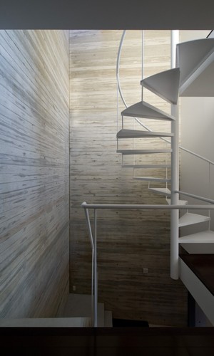 杉板型枠コンクリート打ち放しが上質な仕上がりの吹き抜け