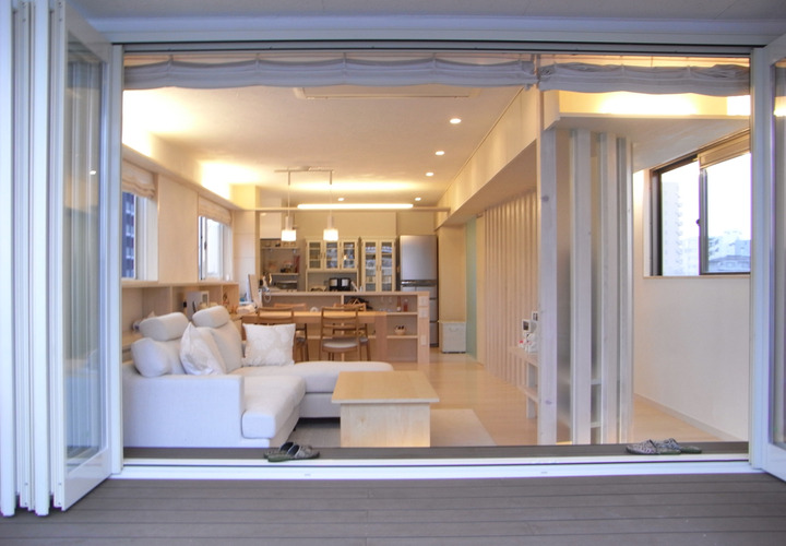 フルオープン窓を開ければリビングとバルコニーが一体となった半屋外のような開放的な空間に