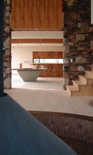 石や木を使いながら重くなりすぎないインテリアデザイン