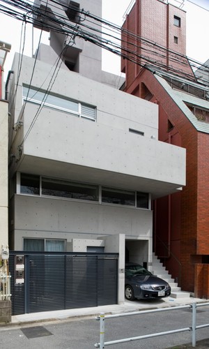 コンクリートの力強さを生かした都心の4階建て