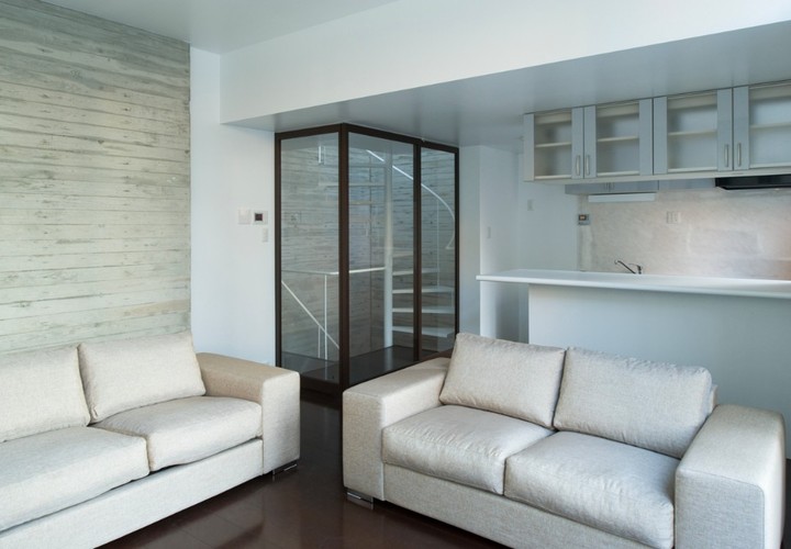 白い空間にサッシと床のダークトーンがアクセントになり落ち着いた雰囲気に