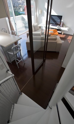 螺旋階段から見下ろすリビングの眺め