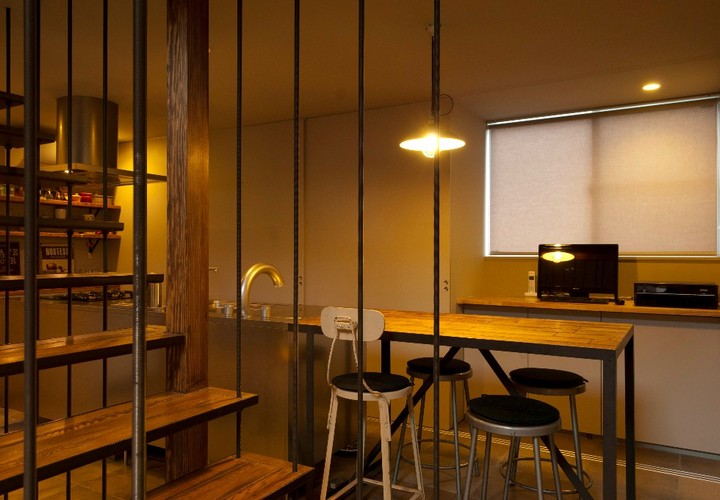 雑多な棚は来客時には仕切りで隠してすっきり