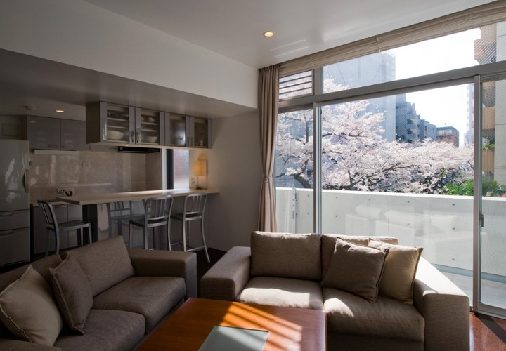 リビングの大きな窓からは季節の移ろいが感じられる借景