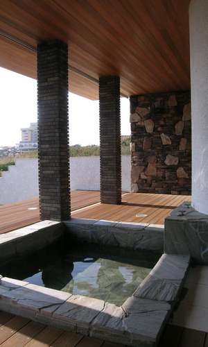 静かな夜に波の音を聞き月を眺めながら入れる露天風呂