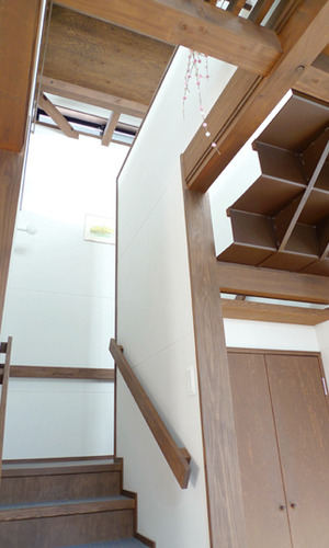 ロフト、ハイサイドライトを組み合わせた階段