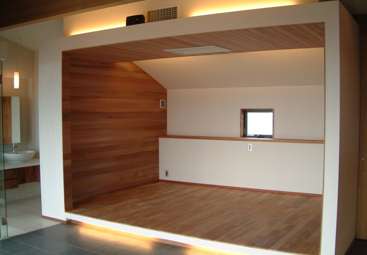 部屋の中に小上がりのような小さな囲われた部屋