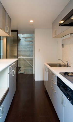 リビングから程よく作業が見えすぎないI型キッチン