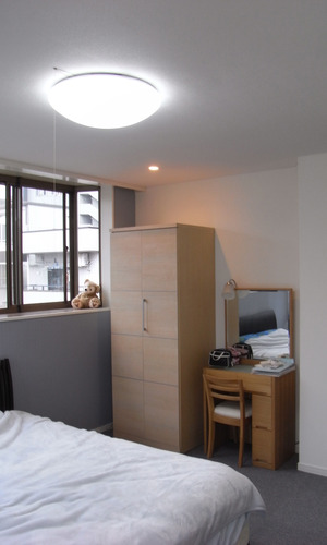 建具や家具は木の質感や色目を揃えて全体に統一感を