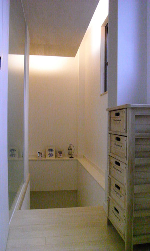 間接照明が美しい階段スペース