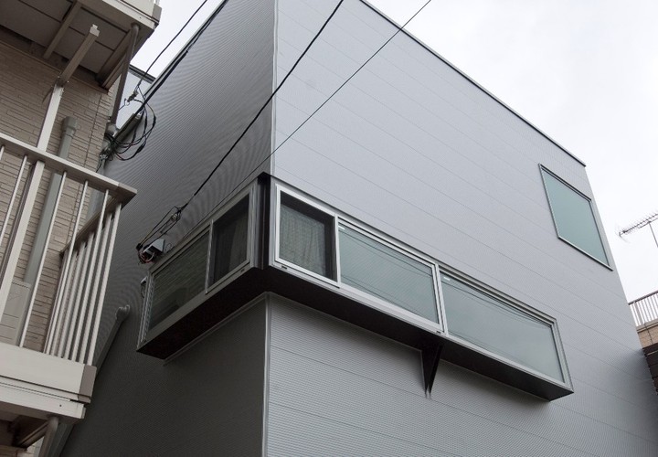 最小限の窓でも室内は明るく開放的