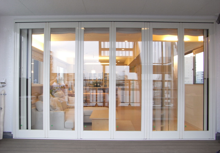 窓を閉じても陽の光が振りそそぐ明るいリビング