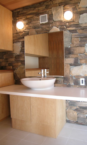 木と石の自然の風合いが高級感を演出する洗面スペース