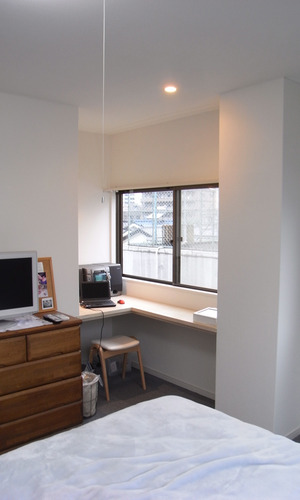 寝室の一角に日差しもまぶしい小さな書斎スペース