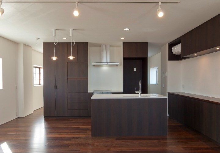 落ち着いた雰囲気のシンプルなキッチン