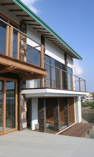 海を望む面には大きなバルコニーと露天風呂