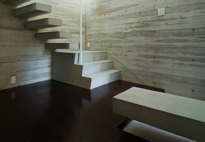 ミニマルなデザインのコンクリートのベンチにコンクリート階段