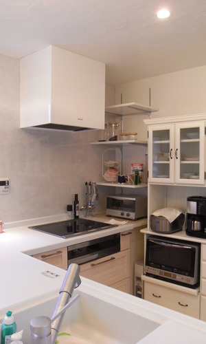 歩きまわらないでも手が届く使いやすいL型IHキッチン