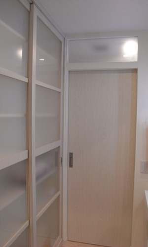 建具のデザインも揃えて白くシンプルな洗面スペース