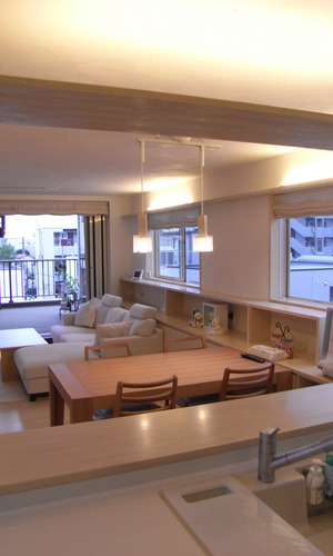 白い室内に間接照明がやさしい雰囲気のLDK