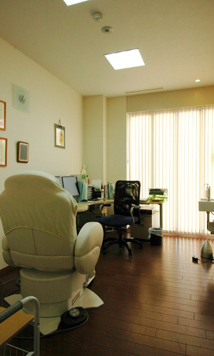 不安な気持ちも和らぐ落ち着いた雰囲気の診察室
