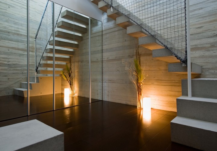 収納の鏡戸で更に広々した雰囲気の玄関ホール