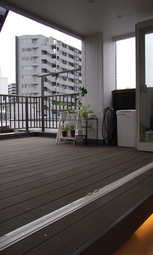 空中庭園のような広いデッキバルコニー