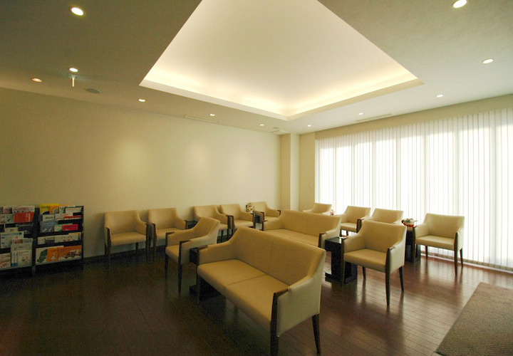 病院の待ち合い室とは思えないリラックスした雰囲気の室内