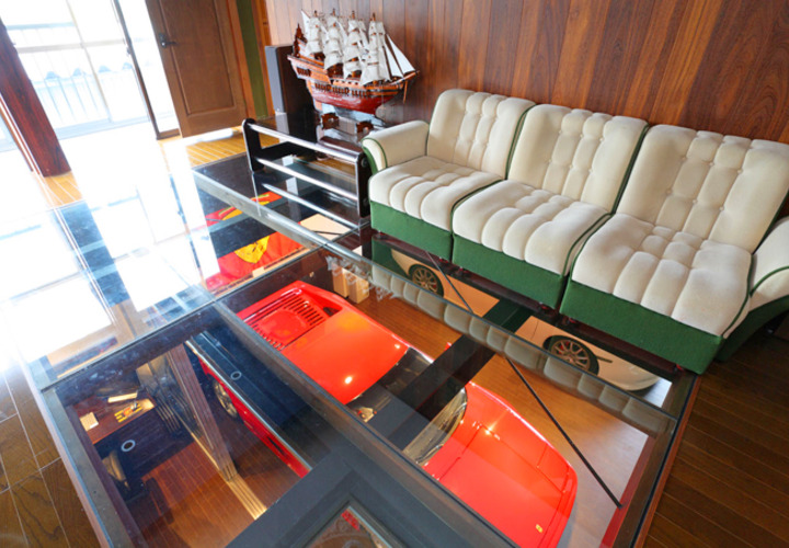 フェラーリが見える２階のリビング床