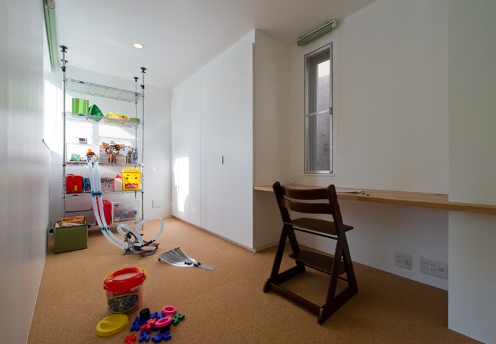 造り付けの机もあるシンプルな子ども部屋