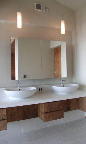 白く優雅な雰囲気の洗面スペース