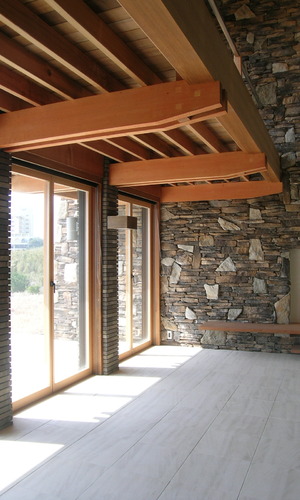 建物の外側まで石張りの壁が続き屋外と一体化したような雰囲気の室内