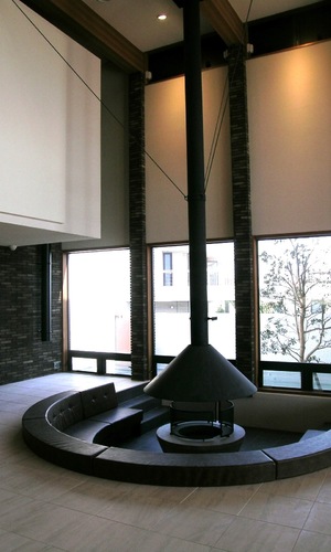 ダウンフロアと暖炉を囲んでくつろぎのリビング