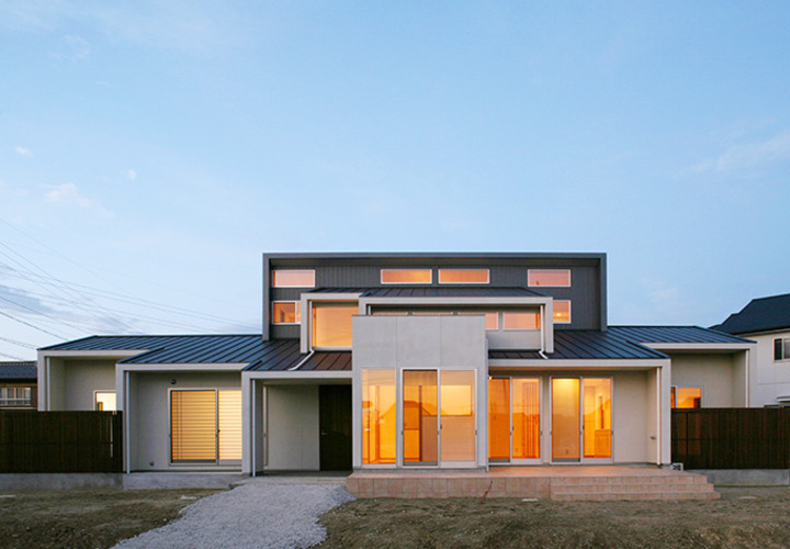 ライトアップされた夕景外観