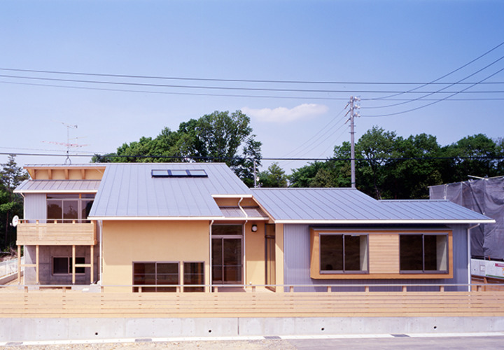 傾斜屋根に天窓を設けた家