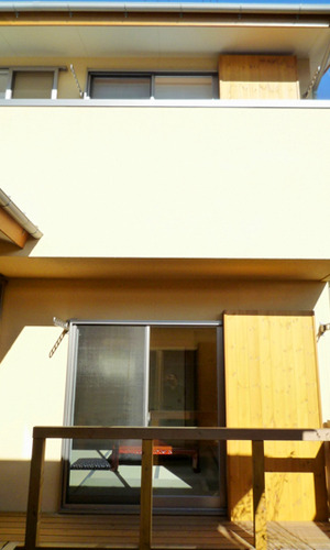 中庭から朝日が差し込みます