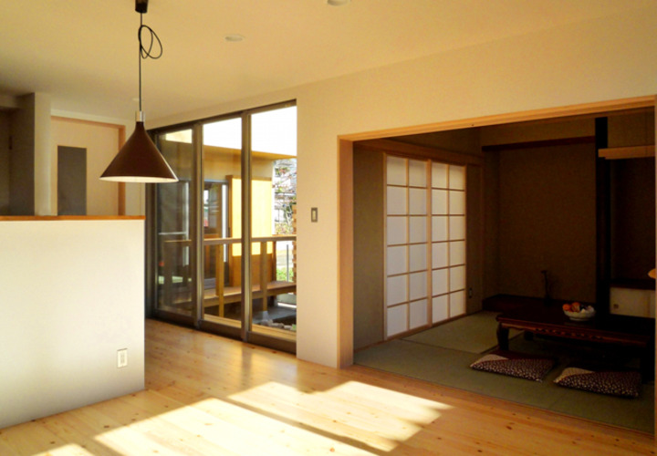 中庭を囲むLDKと和室