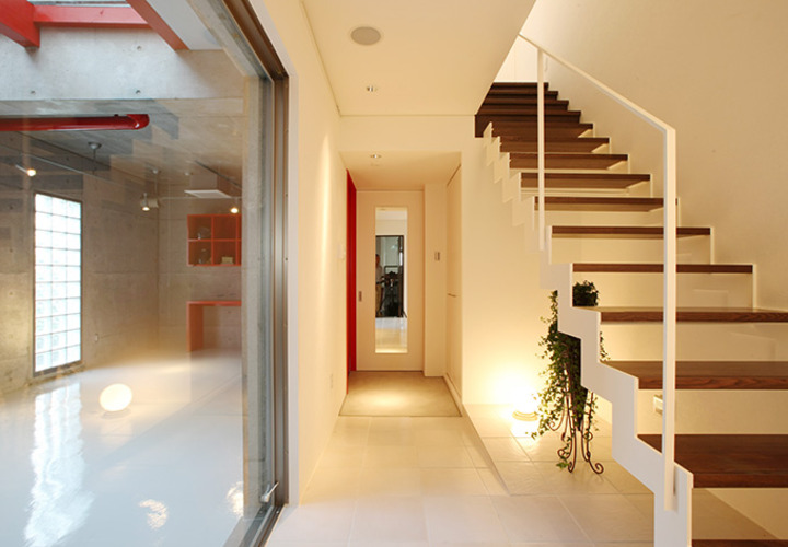 中庭下のスペースから光が届く階段