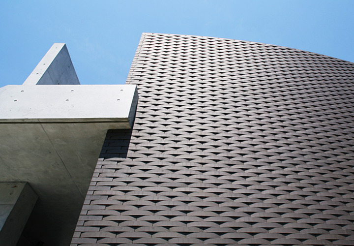 ゴザ目編みのような力強い外壁