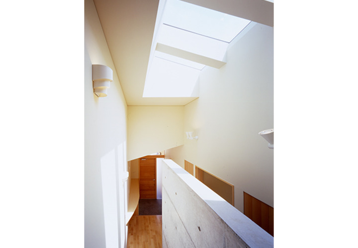 天窓から光の注ぐ廊下スペース