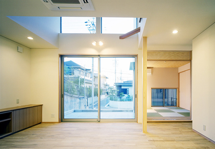 リビングから和室と前面道路を望む