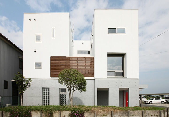 木のルーバーが中庭を包む家