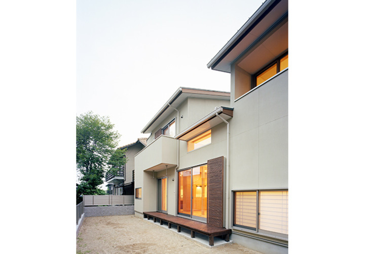 広々とした中庭に縁側のある家