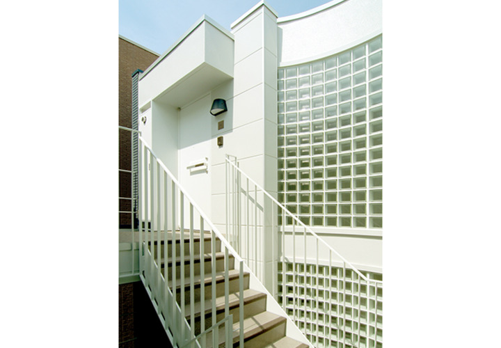 上階の共用廊下と玄関ポーチ